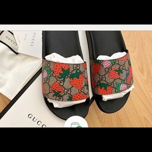 Gucci GG Supreme canvas Gucci Strawberry Slide